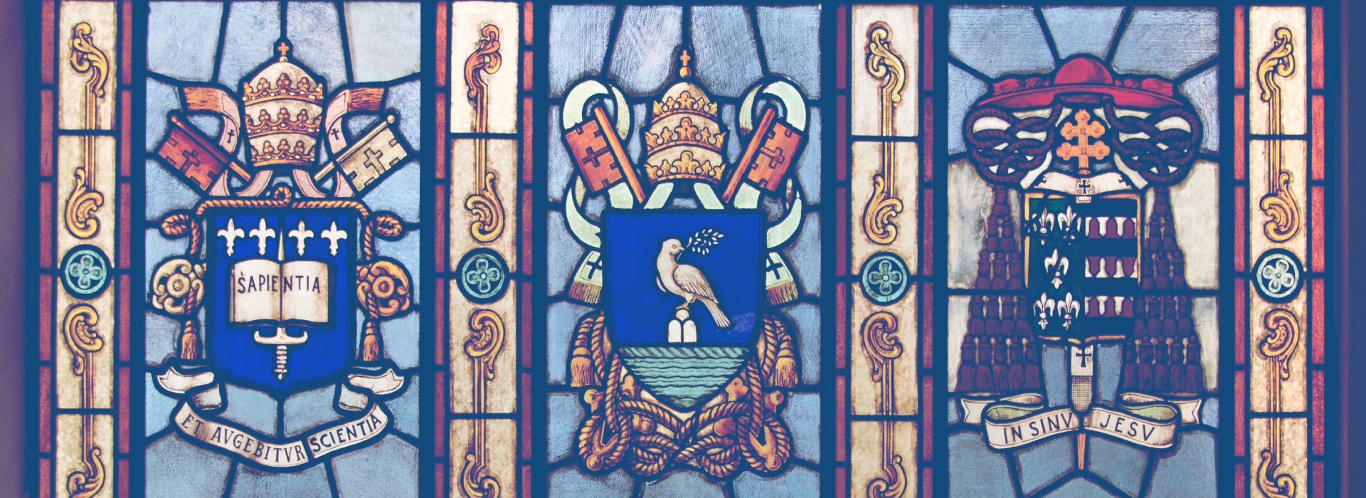 Imagem do Vitral com os emblemas da PUC-SP