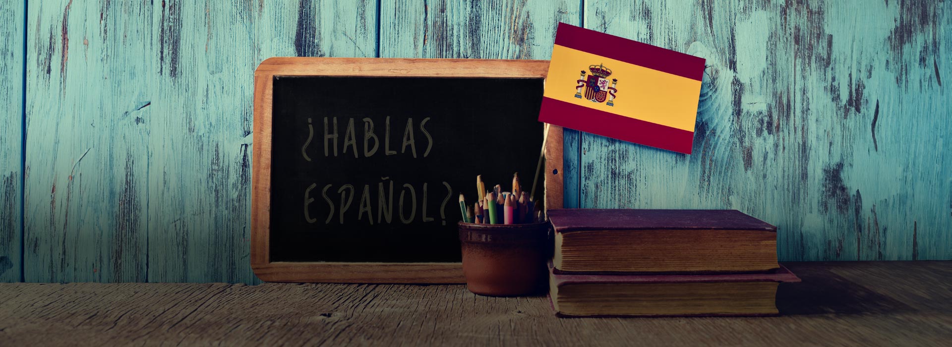 Imagem de uma lousa pequena com palavras escritas em espanhol