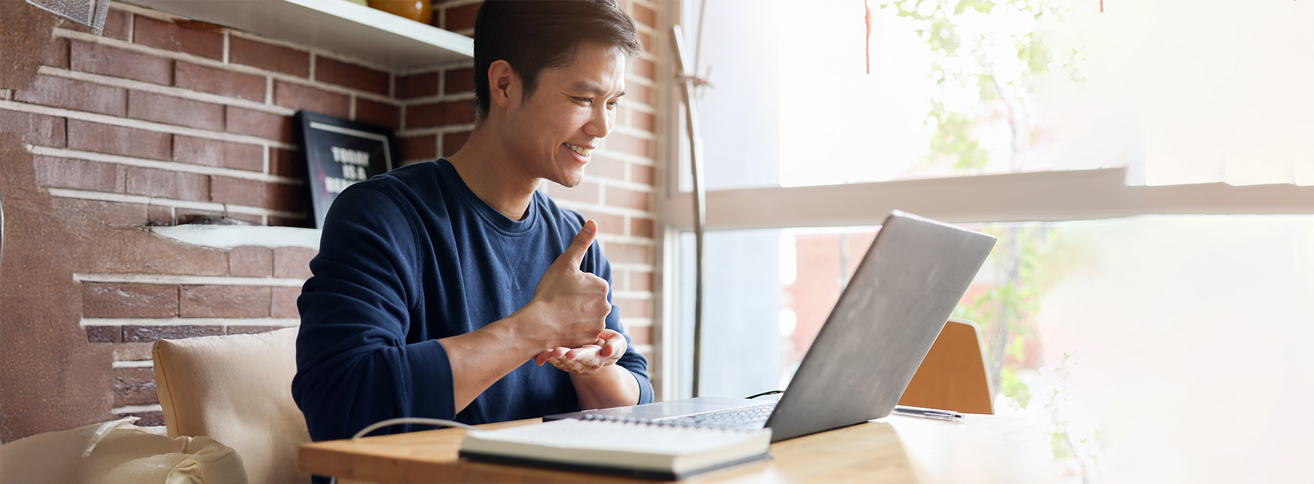 Homem estudando online usando língua de sinais 