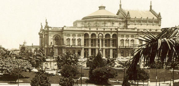 Foto antiga de um grande edifício cercado por árvores